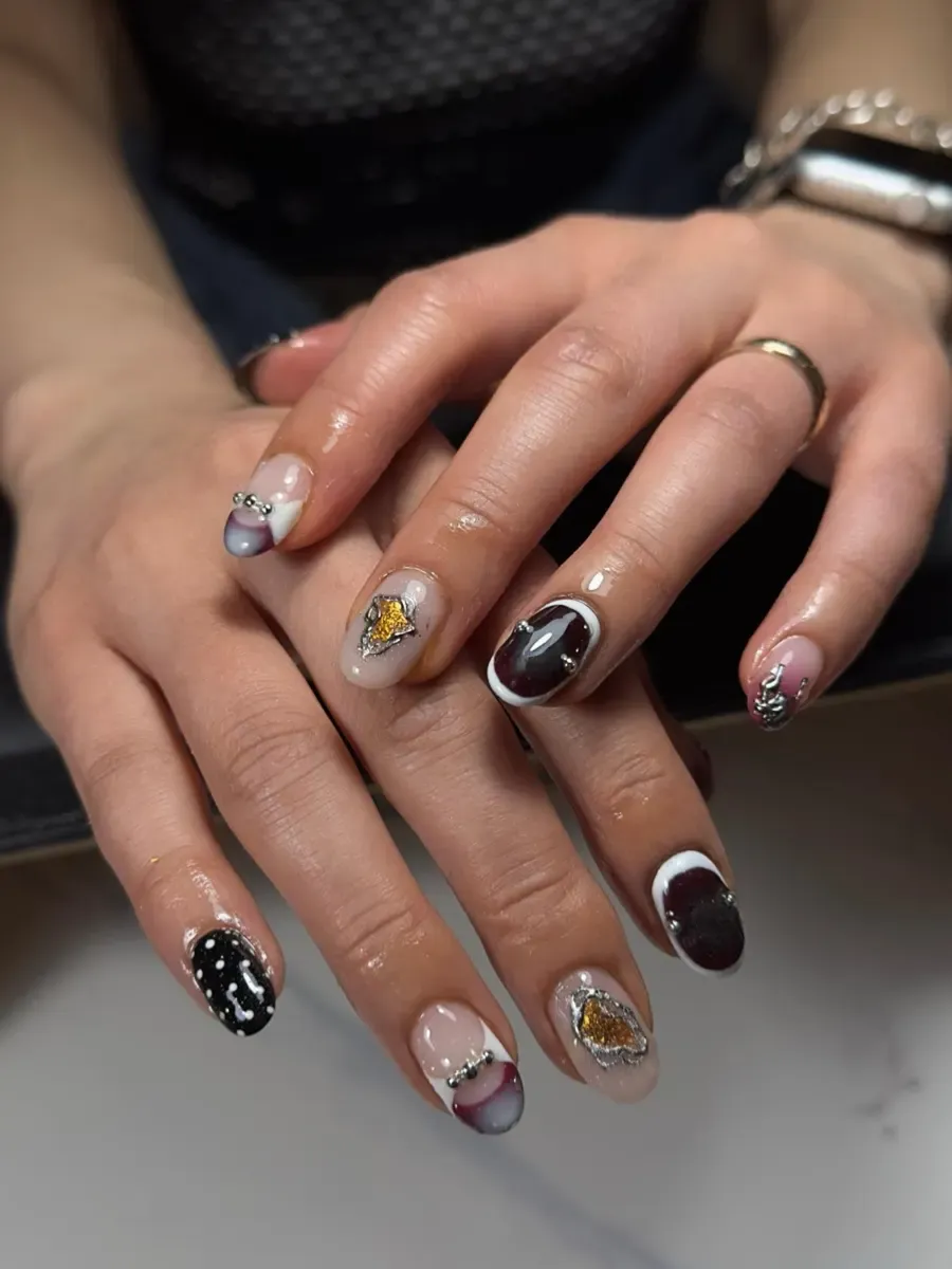 Mismatched nail art in donkere tinten